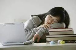 男孩骨折大哭听到不能写作业秒笑