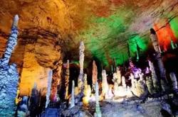 云栈洞探秘：揭开川西秘境的地理奇观与神话传说