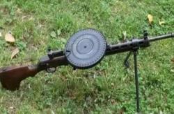 DP-28轻机枪全解析：从标志性弹盘到实战表现，揭秘苏联经典武器的可靠与便捷
