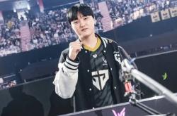 国外网友热议JDG击败T1 Faker需要请教下Doinb,中单泰坦怎么玩