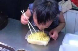 男孩暑假作业被爸爸泡面烫没了