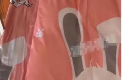 男生开学的粉色被褥惊现行李箱，天塌了？