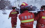 新疆乌孙古道洪水肆虐 多名驴友被困紧急救援行动