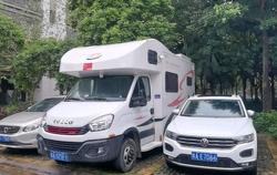 男子智勇双全，台风前将房车开至楼顶防水淹