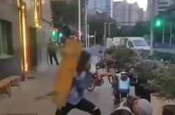 上海男子当街殴打两女子，冲动代价惨重，行拘警示社会