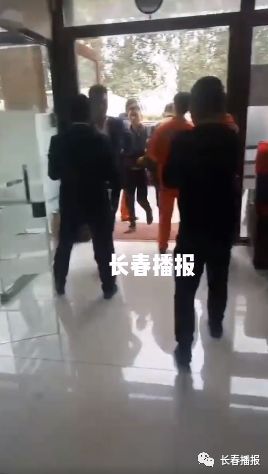 沈腾一家出游被网友偶遇——温馨瞬间与私生活的微妙交织 沈腾一家出游被网友偶遇——温馨瞬间与私生活的微妙交织