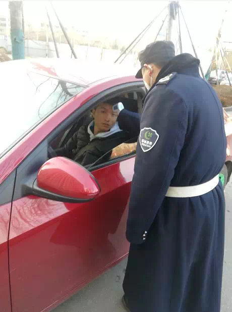 高温下的守护与温情，司机霸气投喂高速收费员