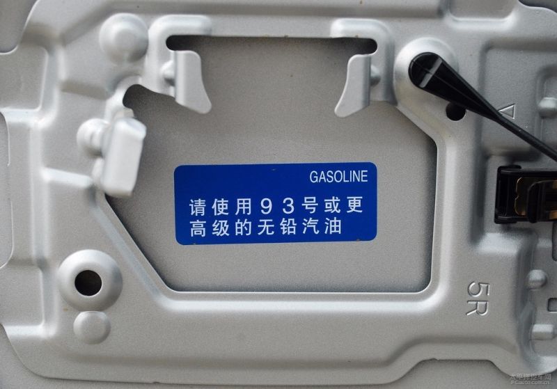加200元95号汽油后油箱惊现半箱水，真相究竟如何？