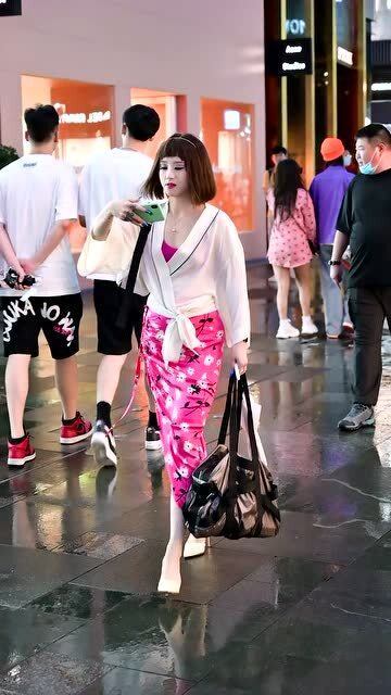中国小姐姐在法国街头跳青花瓷，东西方文化交融之美