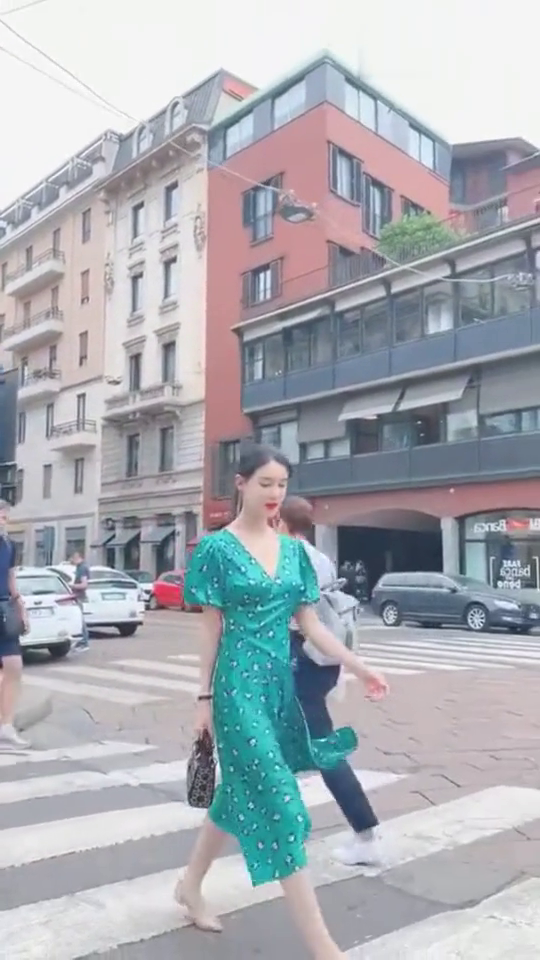 中国小姐姐在法国街头跳青花瓷，东西方文化交融之美