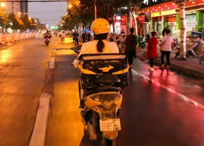 悲剧瞬间，重庆外卖员街头遭遇暴力袭击