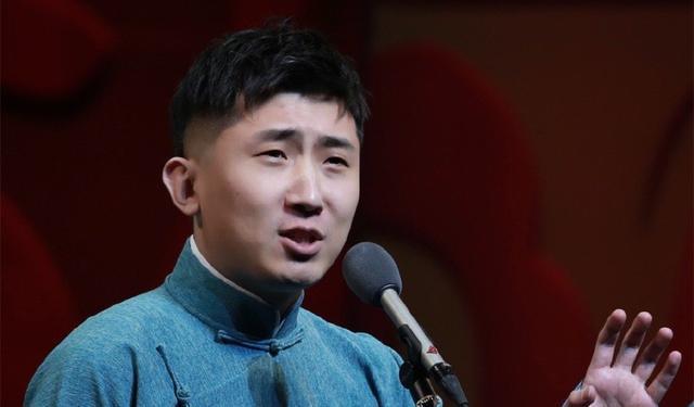 主持人王宁特地穿红衣服采访樊振东，红色背后的热情与对话的力量