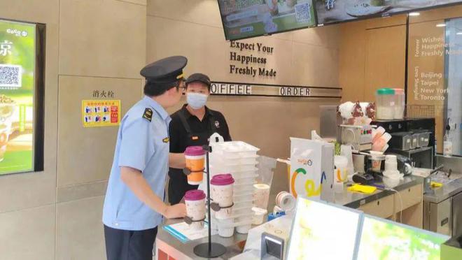 河南洛阳奶茶店店员与顾客对骂事件，反思服务行业的沟通与素质