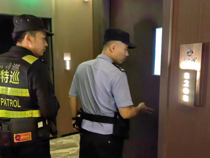 私人影院暗藏危机，吸引顾客到店嫖娼，多人被警方抓捕