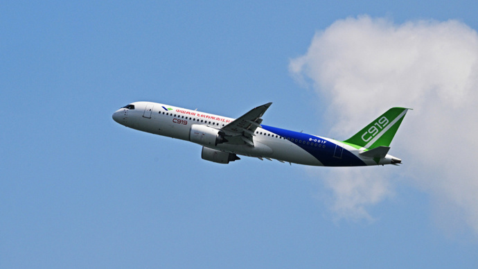 C919飞机首次身披五星红旗，翱翔蓝天展现大国自信