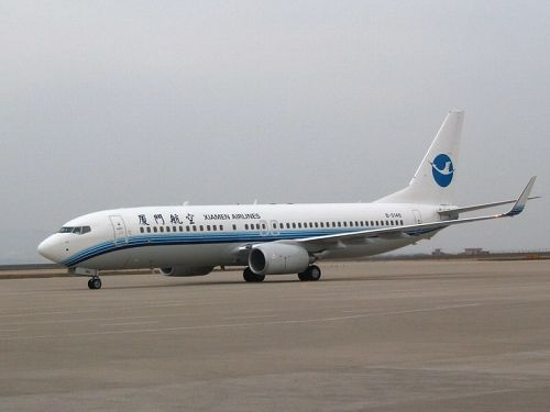 C919飞机首次身披五星红旗，翱翔蓝天展现大国自信