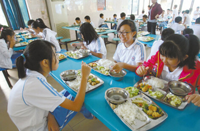学校组织聚餐引发争议，学生每人被收400元引发吐槽