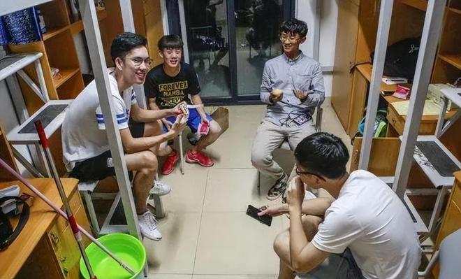 男生开学的粉色被褥惊现行李箱，天塌了？