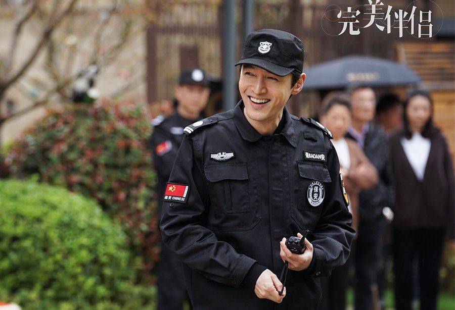 新疆伊犁保安大叔硬核造型走红的背后故事