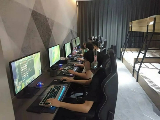 游戏竞技达人，虚拟与现实的交界——走进发型设计室的电竞之旅