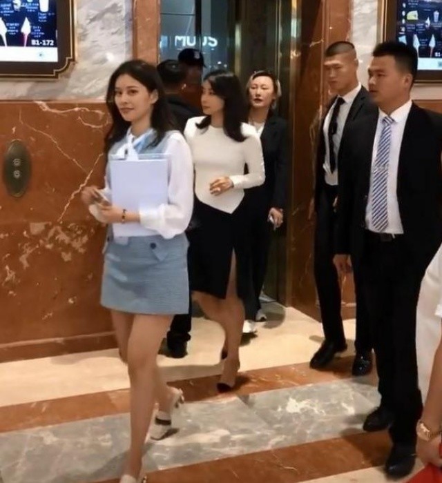 霍启刚晒儿女正面照，星光下的家庭幸福时光