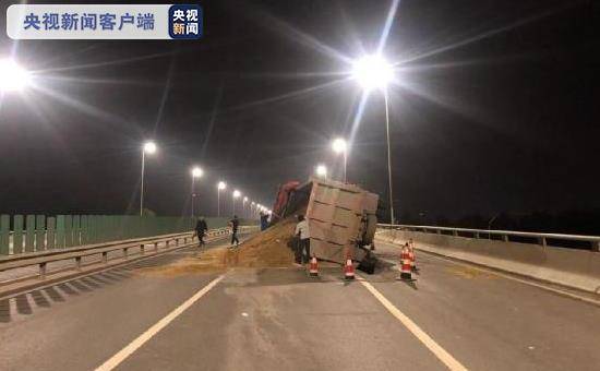 武汉一车辆冲入跨湖大桥后沉没，事故原因调查与救援行动纪实