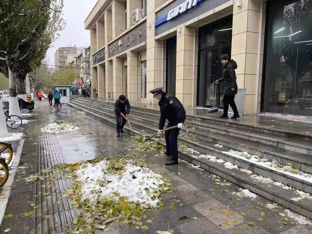 城管喊话商户,中秋抓紧出摊挣钱,生活与责任同行 城管喊话商户,中秋抓紧出摊挣钱,生活与责任同行