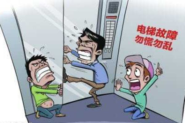 小孩因电梯故障被困徒手扒开门逃生，危险中的智慧与勇气