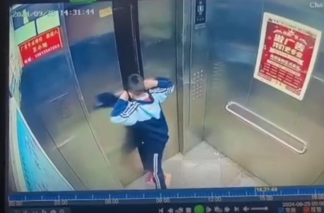 小孩因电梯故障被困徒手扒开门逃生，危险中的智慧与勇气