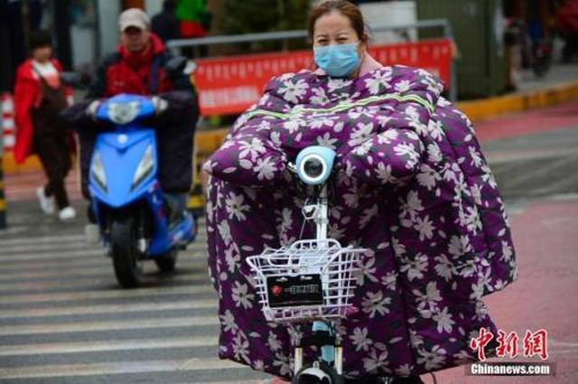 多地断崖式降温，街头短袖与羽绒服同框