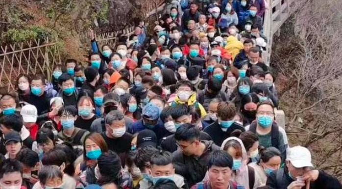 人人拥挤的景点现象探究