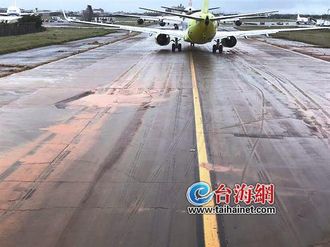 弹药爆炸致日本机场滑行道塌陷，深度解析与反思