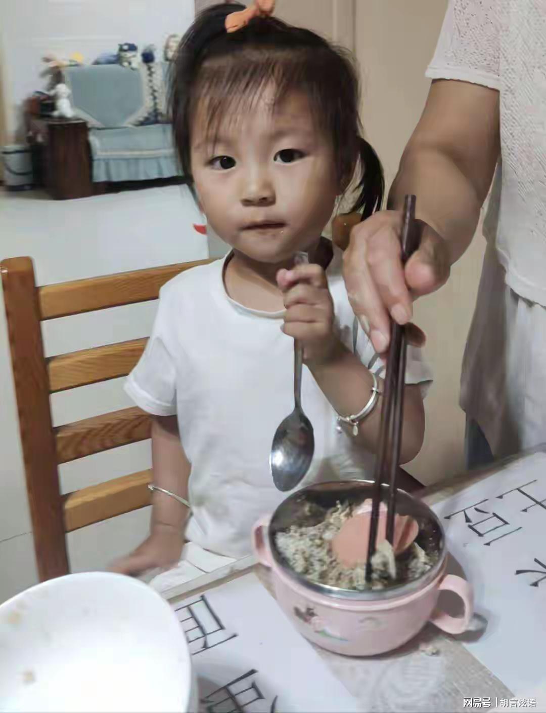 家门口的期待，一岁弟弟守候三岁姐姐放学