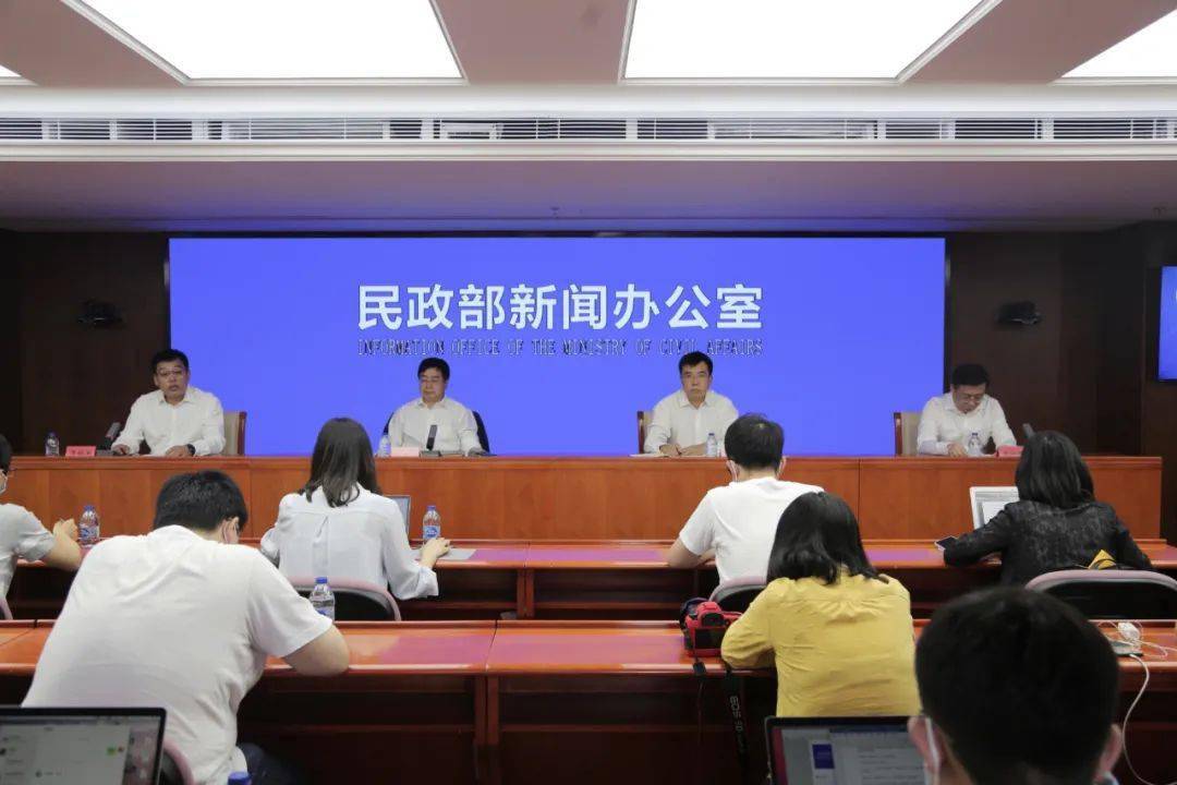 民政部鼓励将婚姻登记机关设在公园，让爱情与自然共融