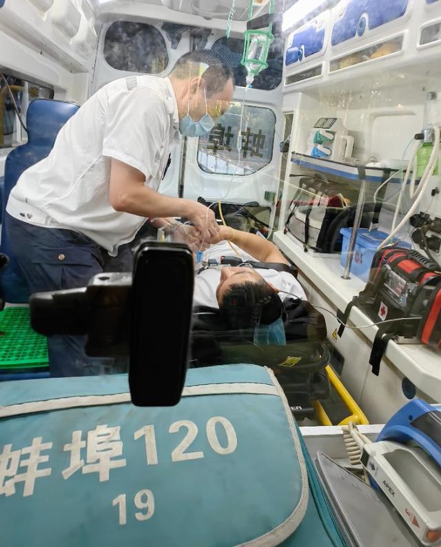 高铁破例临停1分钟救人