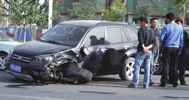 交警疑扣车失控致奶孙受伤事件分析