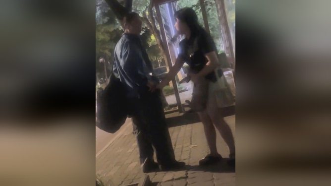 女生捡手机竟被压山下，孙悟空般的经历