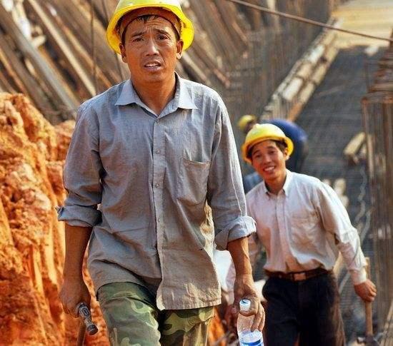 农民工遭树枝横向贯穿胸腔后强行拔出的悲剧与反思