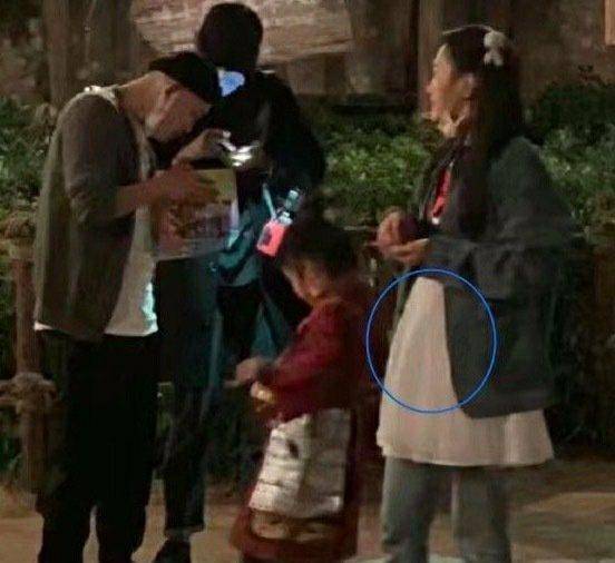 包文婧二胎孕肚曝光，再谈生育与家庭平衡