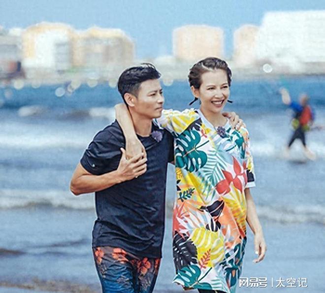 包文婧二胎孕肚曝光，再谈生育与家庭平衡