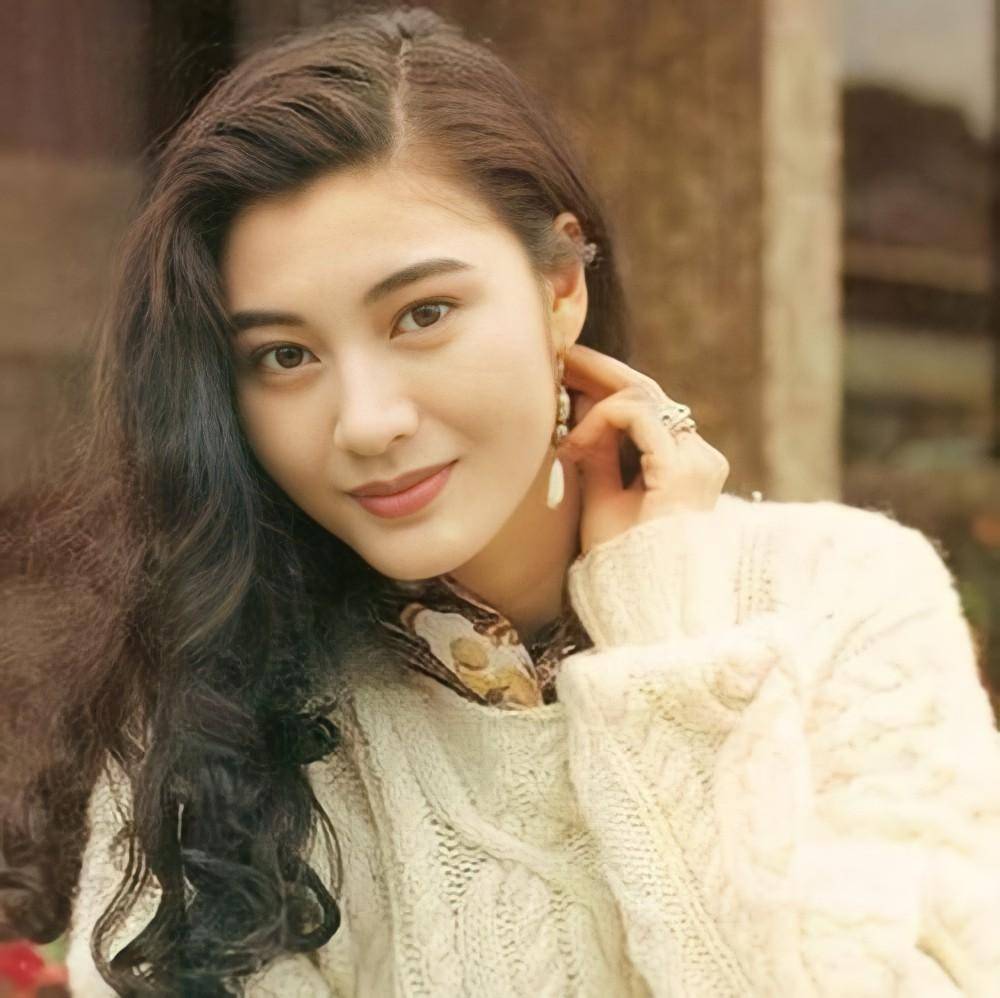 54岁李嘉欣近照曝光，时光流转，优雅依旧