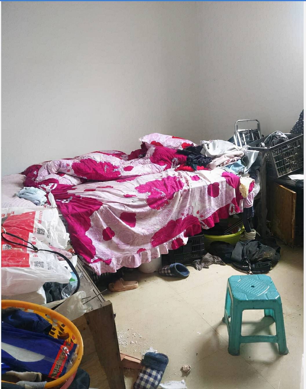 垃圾堆里住婚房，婆婆过度节省引深思