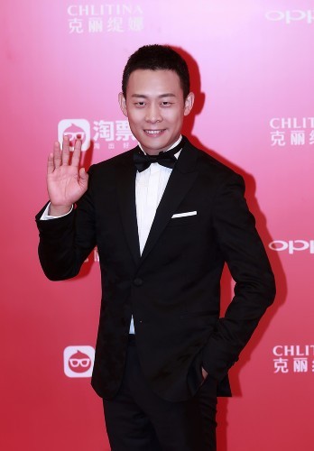 倪萍张译同台，绅士之举传递温暖
