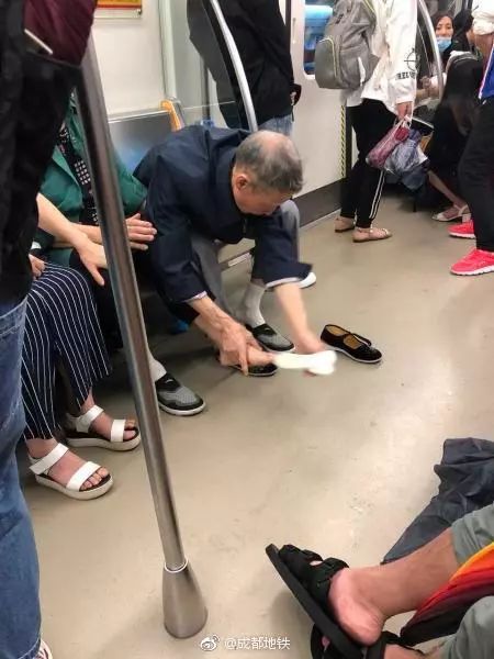 老八吃粑粑，网络文化中的恶俗现象与社会影响