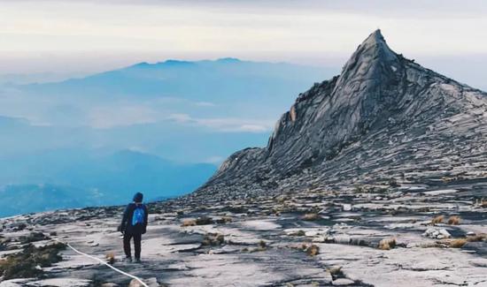 探索山巅，爬山的深层含义与人生启示