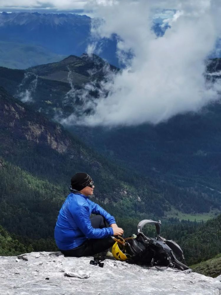 探索山巅，爬山的深层含义与人生启示