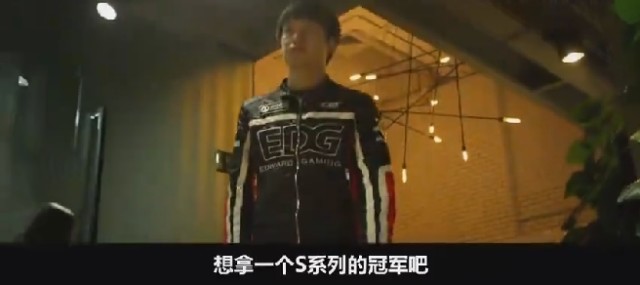 重生之我是卢本伟，穿越时空的电竞传奇