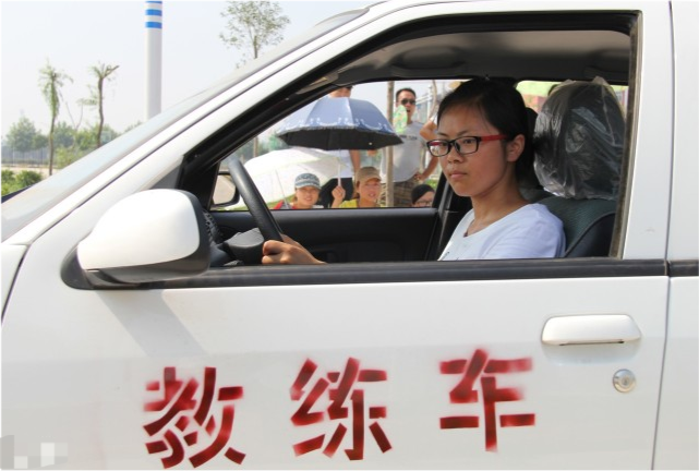 驾考无忧，学车一点通，轻松掌握驾驶技巧的秘诀