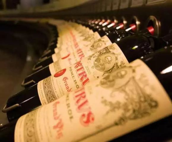 煮酒论英雄，品酒文化与英雄情怀的交融