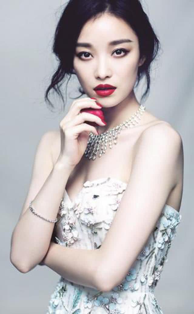 倪妮的大胆尝试，大尺度照片背后的艺术与勇气